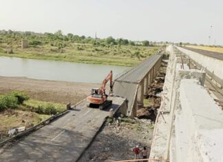 पाटाळा गावाच्या विरोधानंतरही पूल केला उध्वस्त