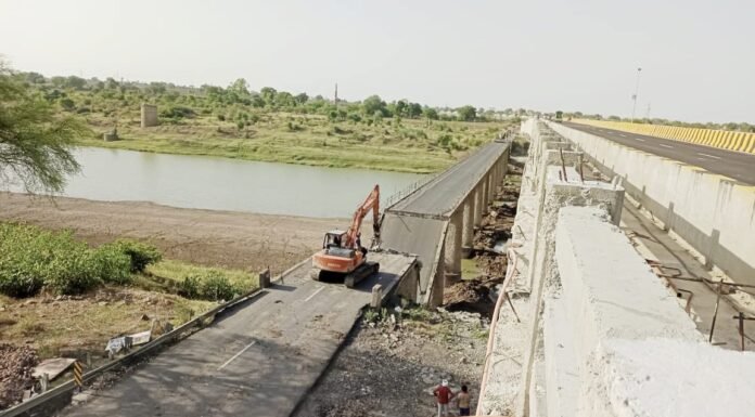 पाटाळा गावाच्या विरोधानंतरही पूल केला उध्वस्त