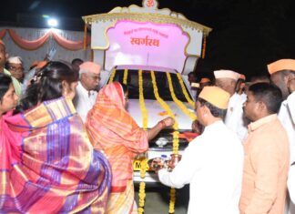 हजारो नागरिकांच्या उपस्थितीत पार पडला स्वर्गरथ लोकार्पण सोहळा गावंडे परिवाराचा स्तुत्य उपक्रम