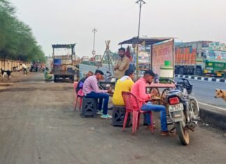 सर्व्हिस रोडच बनला मटन मार्केट, भद्रावती नगरपरिषदेचे दूर्लक्ष