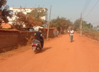 विजासनची घरे रस्त्यावरील धुळीने झाली लालमय!