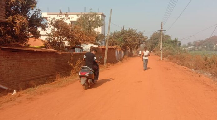 विजासनची घरे रस्त्यावरील धुळीने झाली लालमय!