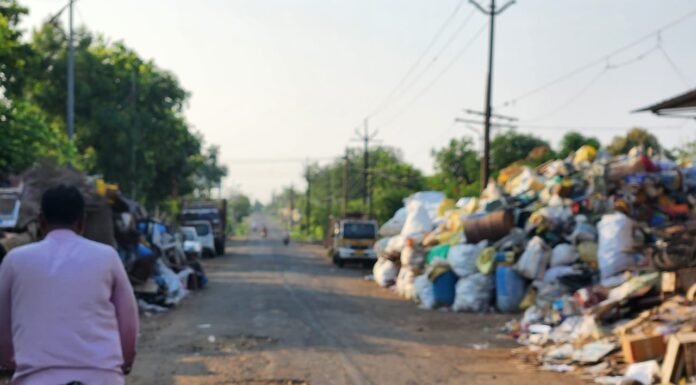भद्रावती पोलीस स्टेशन च्या रस्त्यावर भंगार व्यावसायिकांचे अतिक्रमण