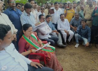 भद्रावती तालुक्यातील कर्नाटक एम्टा कोळसा खाणीत नवनिर्वाचित खासदार प्रतिभा धानोरकर यांचे आंदोलन