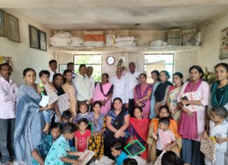 पाठ्यपुस्तक व नोटबुक प्राप्त करून शालेय विद्यार्थ्यांच्या चेहऱ्यावर झळकला आनंद