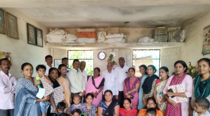 पाठ्यपुस्तक व नोटबुक प्राप्त करून शालेय विद्यार्थ्यांच्या चेहऱ्यावर झळकला आनंद