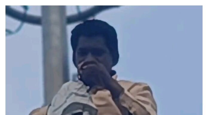 जीवाची बाजी लावून वाचविले पक्षाचे प्राण. किशोर खंडाळकर यांचे सर्वत्र कौतुक.