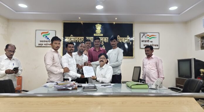 शेतकरी नेते रविकांत तुपकर यांच्या सिंदखेड राजा येथे सूरू असलेल्या अन्नत्याग आंदोलनाला भद्रावती तालुक्यातील शेतकऱ्यांचा पाठिंबा