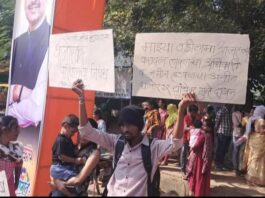 मुख्यमंत्री देवेंद्रजी फडणवीस यांच्या जाहीर सभेत धानोरकर परिवाराचा निषेध*