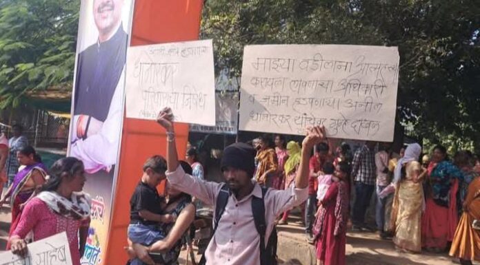 मुख्यमंत्री देवेंद्रजी फडणवीस यांच्या जाहीर सभेत धानोरकर परिवाराचा निषेध*